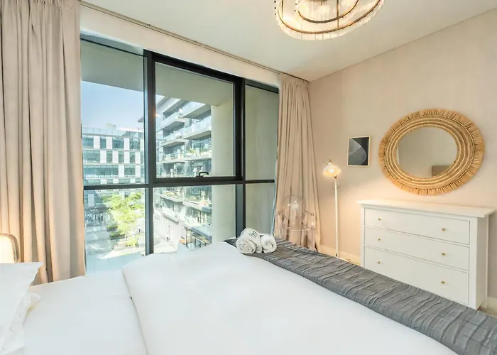 Fam Living City Walk - Opposite City Walk Mall - 2A